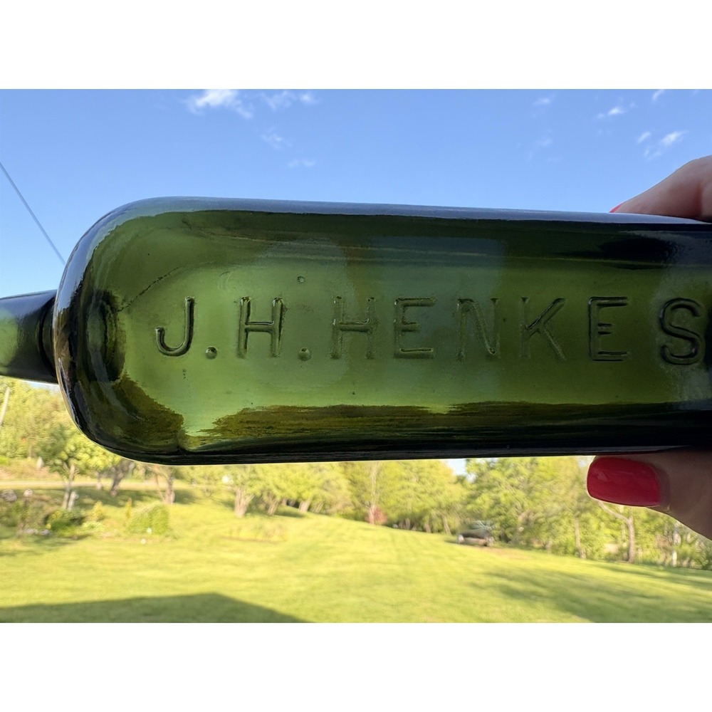 DARK GREEN GIN BOTTLE J. H. HENKES APPLIED TOP NICE COLOR 8 in. Excellent shape.